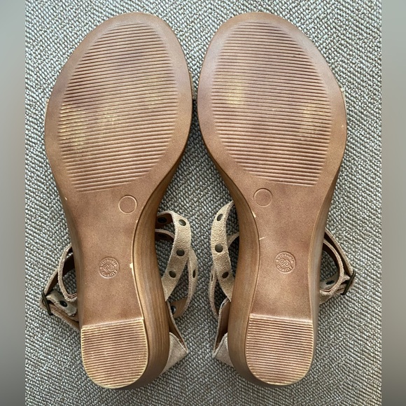 Boho Suede Fringe Festival Sandals. Tan W/Antique Brass Rivet Studs. Size 8. - Picture 3 of 11